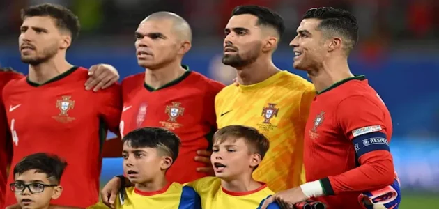 سر اللفتة الوطنية: لماذا يقف كريستيانو رونالدو جانباً أثناء النشيد الوطني قبل كأس العالم 2026؟